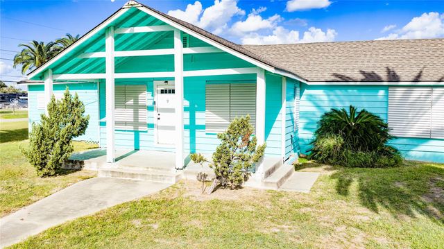 312 W Jefferson Avenue, Port O Connor, TX 77982