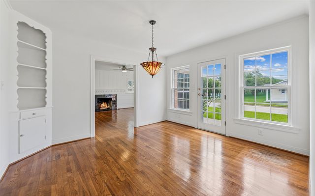 6101 Locke Avenue, Fort Worth, TX 76116