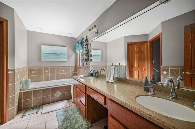 2252 Lennox Lane, Valparaiso, IN 46385