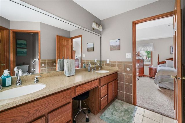 2252 Lennox Lane, Valparaiso, IN 46385