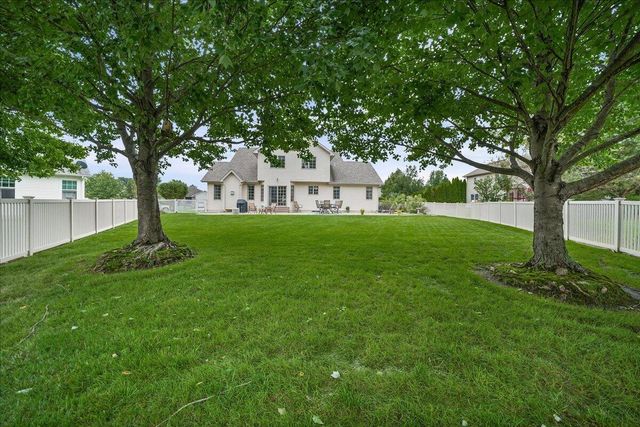 2252 Lennox Lane, Valparaiso, IN 46385
