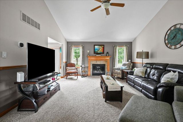 2252 Lennox Lane, Valparaiso, IN 46385