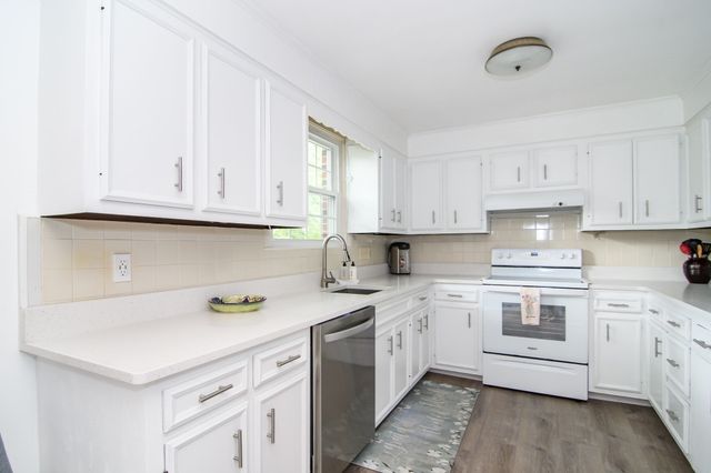 21 Westerly St 6, Wellesley, MA 02482