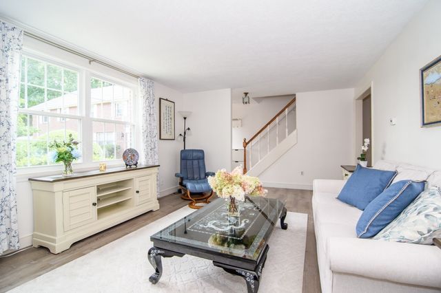 21 Westerly St 6, Wellesley, MA 02482