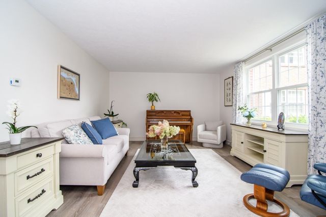 21 Westerly St 6, Wellesley, MA 02482