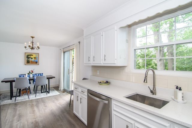 21 Westerly St 6, Wellesley, MA 02482