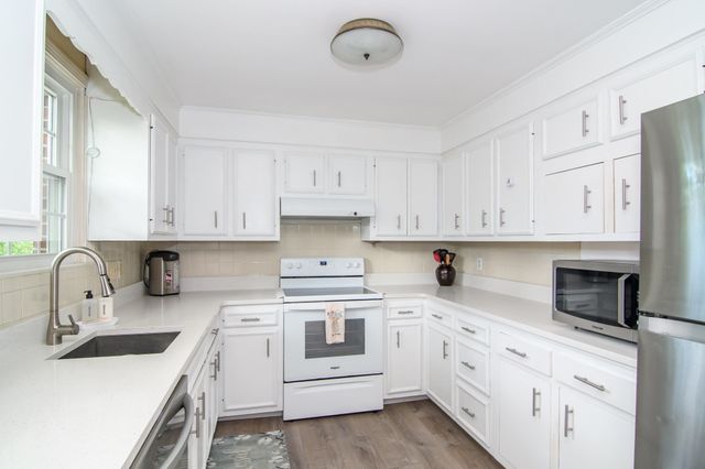 21 Westerly St 6, Wellesley, MA 02482