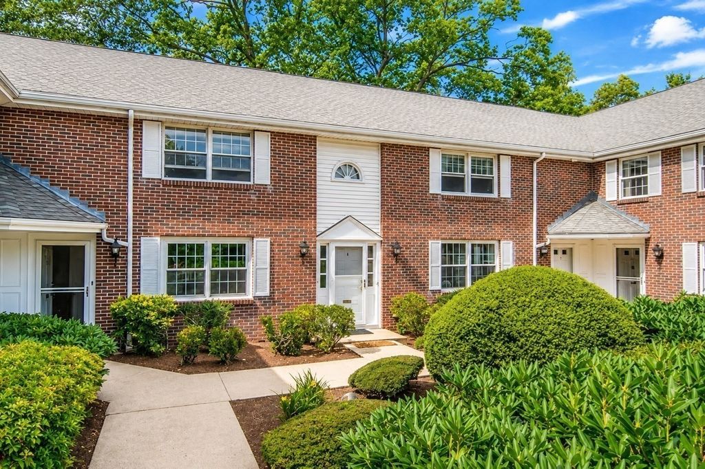 21 Westerly St 6, Wellesley, MA 02482