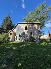 20860 Ridgemont Road, Harper Woods, MI 48225