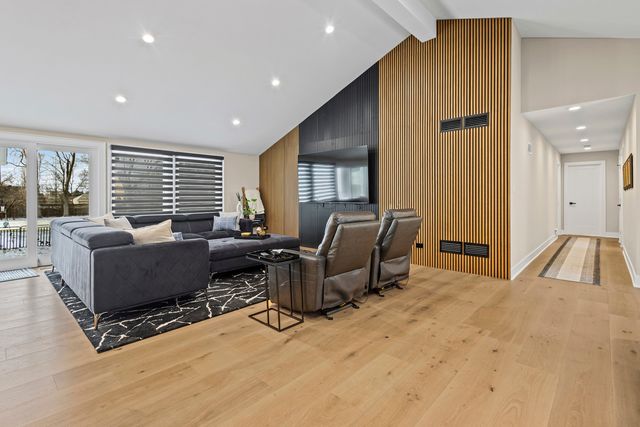 2390 White Oak Drive, Northbrook, IL 60062