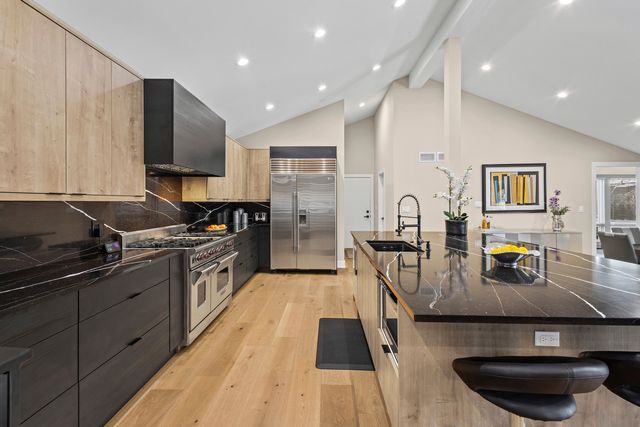 2390 White Oak Drive, Northbrook, IL 60062