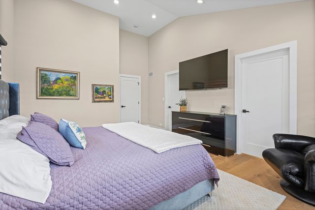 2390 White Oak Drive, Northbrook, IL 60062