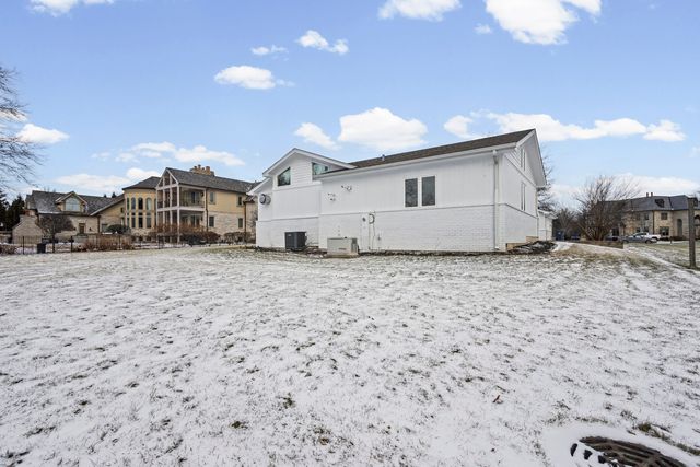 2390 White Oak Drive, Northbrook, IL 60062