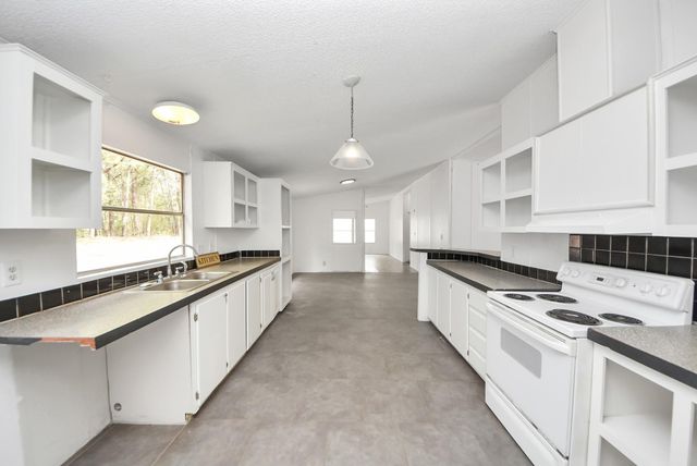 50 S Oak Dr, Cleveland, TX 77328