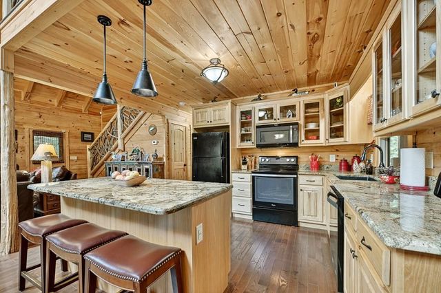 656 Newberry Drive, Ellijay, GA 30536