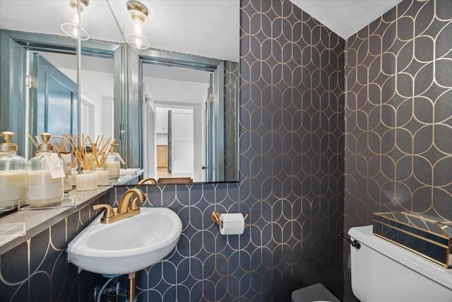 176 Riverside Road, Riverside, IL 60546