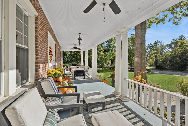 176 Riverside Road, Riverside, IL 60546