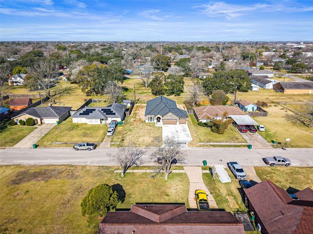 710 Hackberry Street, La Marque, TX 77568