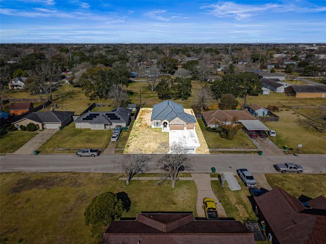710 Hackberry Street, La Marque, TX 77568