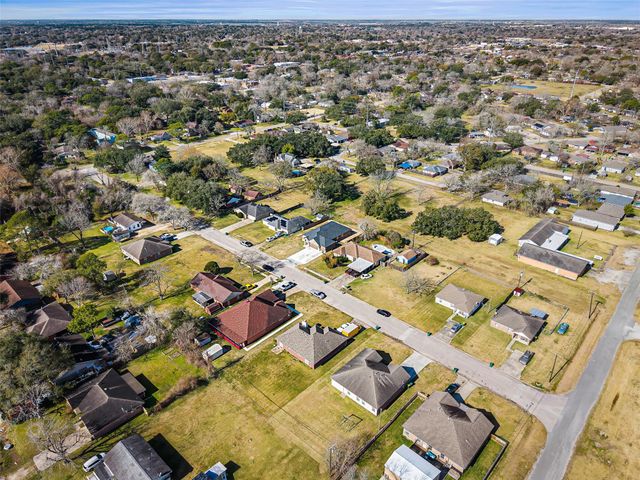 710 Hackberry Street, La Marque, TX 77568
