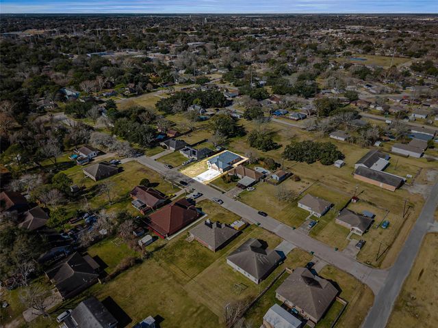 710 Hackberry Street, La Marque, TX 77568