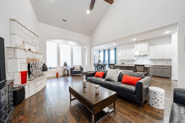 944 Highpoint Way, Roanoke, TX 76262