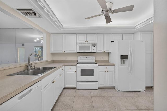 9460 Meadowood Drive 104, Fort Pierce, FL 34951