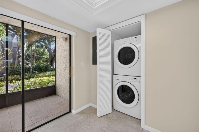 9460 Meadowood Drive 104, Fort Pierce, FL 34951