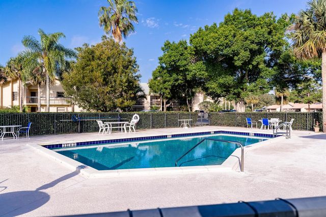 9460 Meadowood Drive 104, Fort Pierce, FL 34951