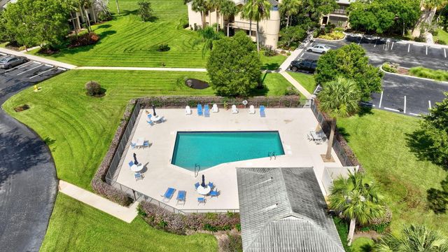 9460 Meadowood Drive 104, Fort Pierce, FL 34951