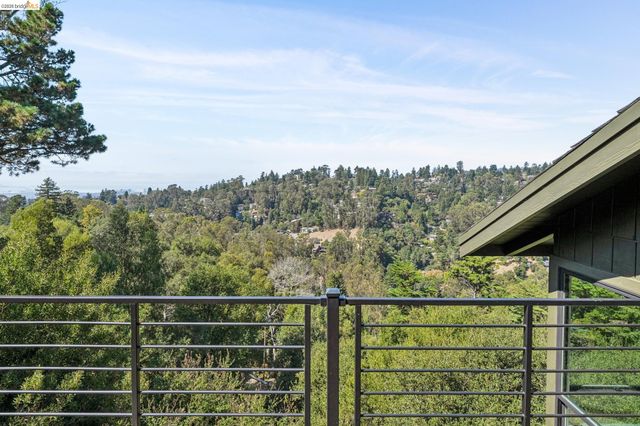 2534 Carisbrook Dr, Oakland, CA 94611