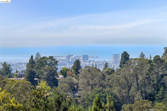 2534 Carisbrook Dr, Oakland, CA 94611