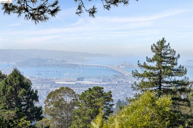 2534 Carisbrook Dr, Oakland, CA 94611