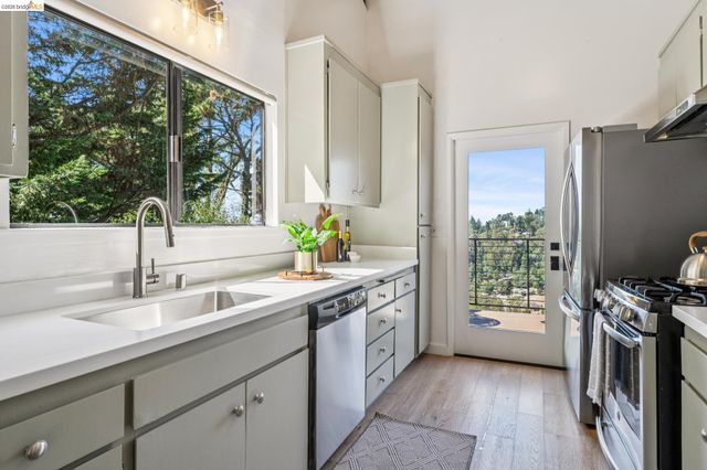 2534 Carisbrook Dr, Oakland, CA 94611