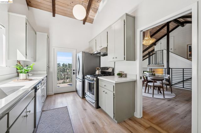 2534 Carisbrook Dr, Oakland, CA 94611