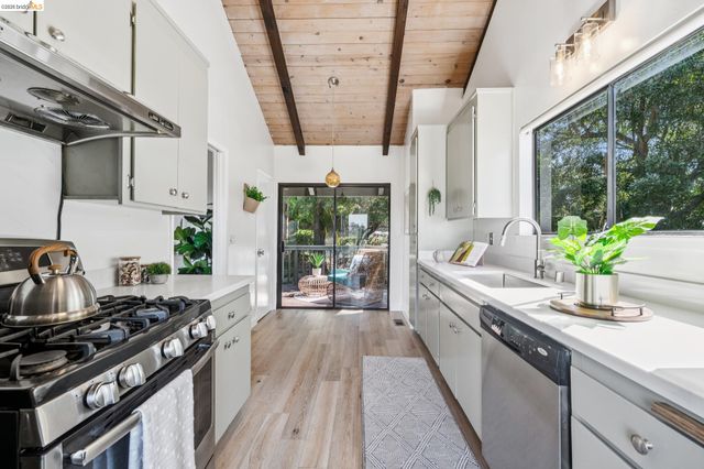2534 Carisbrook Dr, Oakland, CA 94611
