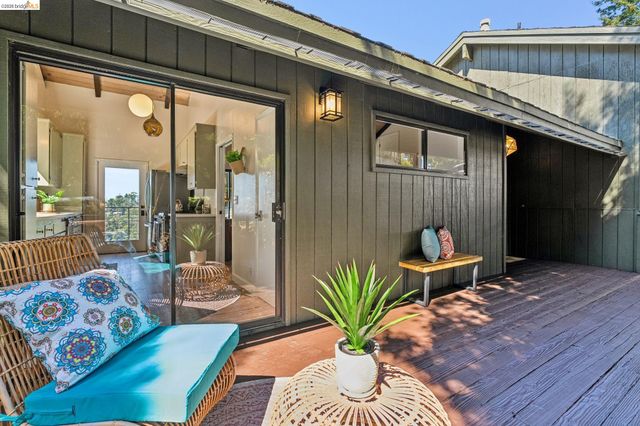 2534 Carisbrook Dr, Oakland, CA 94611