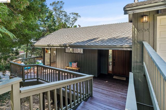 2534 Carisbrook Dr, Oakland, CA 94611