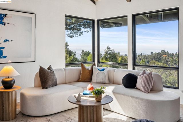 2534 Carisbrook Dr, Oakland, CA 94611