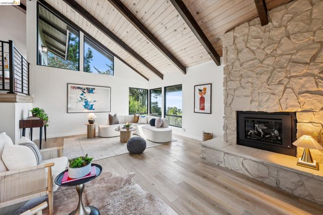 2534 Carisbrook Dr, Oakland, CA 94611