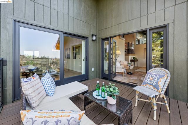 2534 Carisbrook Dr, Oakland, CA 94611