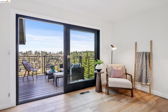 2534 Carisbrook Dr, Oakland, CA 94611