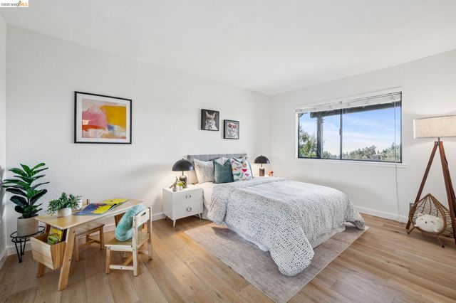2534 Carisbrook Dr, Oakland, CA 94611