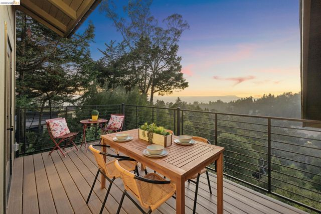 2534 Carisbrook Dr, Oakland, CA 94611