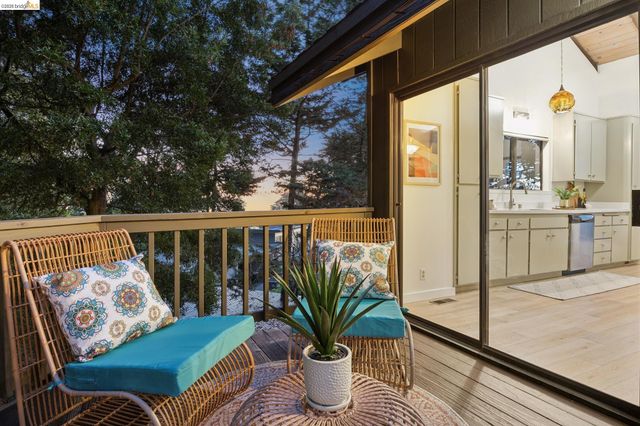 2534 Carisbrook Dr, Oakland, CA 94611