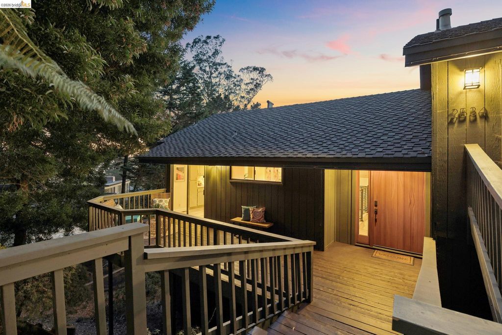 2534 Carisbrook Dr, Oakland, CA 94611