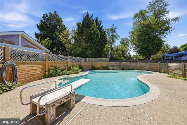 814 W NETTLE TREE RD, Sterling, VA 20164