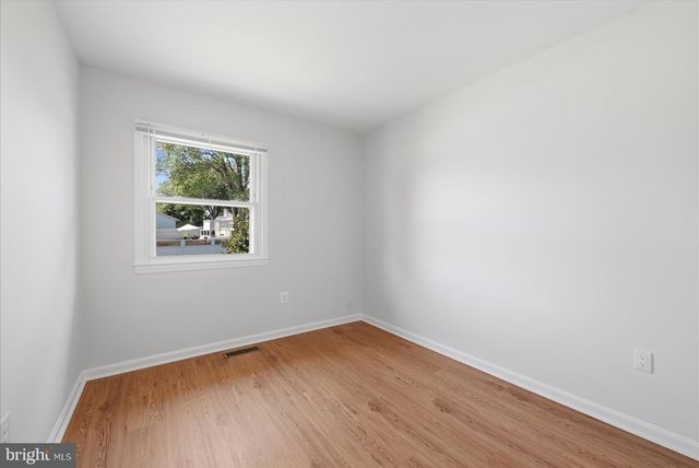 814 W NETTLE TREE RD, Sterling, VA 20164