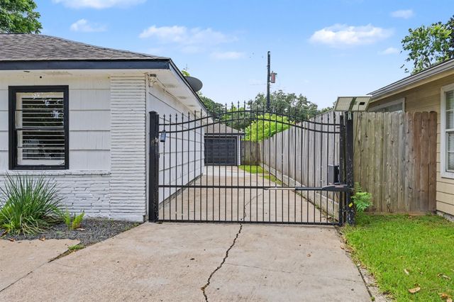 9613 Westview Drive, Houston, TX 77055