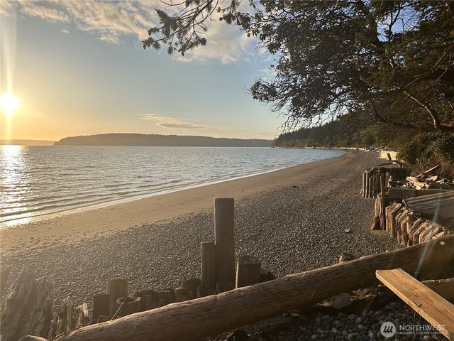2780 S Utopian Way, Camano Island, WA 98282